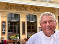 Lebenslinien – Dietmar Holzapfel vor der Deutsche Eiche.