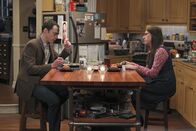 The Big Bang Theory – Trotz einer gemeinsamen Abmachung, bei einer Verabredung nicht sauer zu sein, ruiniert Sheldon (Jim Parsons, l.) Amy (Mayim Bialik, r.) den Abend ...