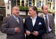 Plötzlich Millionär – Ein gewieftes Trio: Autohändler Brausewetter (Jürgen Tarrach, Mitte), Bürgermeister Knesebeck (Udo Kroschwald, links) und Banker Ziemich (Jo Stock) wittern ein Gewinn bringendes Geschäft...