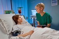 In aller Freundschaft – Jessika Wendel (Isabel Bongard, links) hat ihre OP zwar gut überstanden, doch bekommt jetzt wegen des hohen Blutverlusts eine Transfusion. Es müsste Jessika bald wieder besser gehen, doch ihr Zustand verschlechtert sich. Sie hat starken Husten und ihr Fieber steigt. Dr. Kathrin Globisch (Andrea Kathrin Loewig) informiert Martin, den behandelnden Arzt.