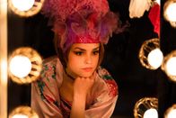 Der Palast – Die Tänzerin Bettina Wilke (Luise Befort) hat große Pläne und wird zur ernsthaften Konkurrenz für Chris.