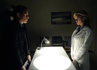 Saw VI – Auch nach seinem Tod gehen seine Pläne mit Hilfe von Detective Mark Hoffman (Costas Mandylor, l.) weiter auf. Auch seine Witwe Jill (Betsy Russell, r.) hat Jigsaw in sein perfides Spiel mit einbezogen ...