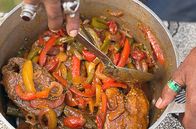Zu Tisch ... – Zu Rays Sonntagsgericht aus Trinidad gehört frittierter Fisch mit Paprikagemüse.