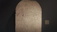 Legendäre Pharaonen – Auf einer im Karnak Tempel entdeckten Stele schildert der altägyptische König Kamose seine Feldzüge gegen die Fremdherrscher im Nildelta.