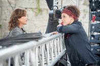 SOKO Kitzbühel – Melanie Tummler (Claudia Kottal, r.) erzählt von ihrer Aufgabe als Roadie. Ihre Stimmung ist gut, die Befragungsergebnisse auch, erhofft sich Nina Pokorny (Julia Cencig, l.).