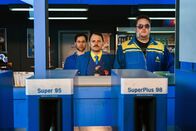 Tanken - mehr als Super – Tankstellenleiter Georg Bergstedt (Stefan Haschke, Mi.) muss nun auch noch die Tagschicht übernehmen. Seine Mitarbeiter Daniel (Ludwig Trepte, li.) und Olaf (Daniel Zillmann) müssen sich an das Sonnenlicht gewöhnen.