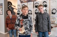 Großstadtrevier – Drei Steppkes mit einem Haufen Geld: Da wird Inhaber Carlo zu Recht skeptisch gegenüber Matthias Nickel (Franz Ferdinand Möller-Titel, 2.v.r.) und dessen Freunden (Henrik Schön und Tim Peters).