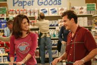 Two and a Half Men – Weil Charlie (Charlie Sheen, r.) sein Geld nicht unter Kontrolle hatte und jetzt pleite ist, muss er den Gürtel etwas enger schnallen ...