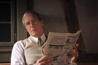 Die Heimkehr – Bei der Zeitungslektüre im Gasthaus: August Staudenmeyer (August Zirner) wird aufmerksam, als er eine vertraute Stimme hört.