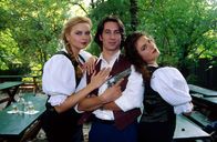 Kommissar Rex – Nachdem der Wirt eines Lokals ermordet worden ist, fällt der Verdacht zunächst auf seine Frau Helga (Christine Neubauer, r.) und seine Schwägerin Gerda (Veronica Ferres, l.), mit der der Tote ein Affäre hatte. Kommissar Moser (Tobias Moretti, M.) ermittelt ...