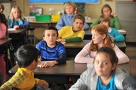 The Middle – Brick (Atticus Shaffer, l.) ist schockiert, als sein Onkel Rusty plötzlich in der Schule auftaucht. Er hatte ihn zwar zu einem Schulbesuch eingeladen, doch an einem ganz anderen Tag. In der Zwischenzeit muss Frankie ihrer Tochter beibringen, dass diese aus einem Musical geflogen ist ...