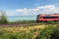 Mit dem Zug ... – Nördlich des Plattensees verläuft die Bahnlinie teilweise direkt am Ufer.