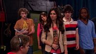 Victorious – Sinjin Van Cleef (Michael Eric Reid), Trina Vega (Daniella Monet), Tori Vega (Victoria Justice), Robbie Shapiro (Matt Bennett), André Harris (Leon Thomas III)