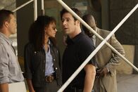 Numb3rs - Die Logik des Verbrechens – Eine Gruppe von Kidnappern machen Colby (Dylan Bruno, l.), Nikki Betancourt (Sophina Brown, 2.v.l.), David (Alimi Ballard, r.) und Don (Rob Morrow, 2.v.r.) das Leben schwer ...