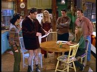 Friends – Ross (David Schwimmer, 2.v.l.) versucht seinen Freunden zu vermitteln, wie schwierig es ist, mit einer zu engen Hose unterwegs zu sein.