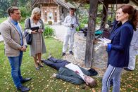 Die Rosenheim-Cops – Pathologin Mai (Sina Wilke, r.) erläutert den Kommissaren Bach (Patrick Kalupa, l.) und Danner (Katharina Abt, M.) erste Erkenntnisse zum Tathergang und Todeszeitpunkt.