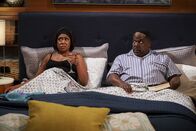 The Neighborhood – Tina Butler (Tichina Arnold, l.); Calvin Butler (Cedric the Entertainer, r.)