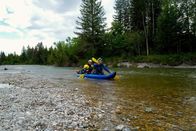 CheXpedition – Gregor und Checker Julian (rechts) fahren mit dem Schlauchboot auf der Isar.