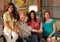 Desperate Housewives – Lynette (Felicity Huffman, 2.v.l.) möchte eine fröhlichere Stimmung während der Chemotherapie und bittet ihre Freundinnen Gabrielle (Eva Longoria, l.), Susan (Teri Hatcher, 2.v.r.) und Bree (Marcia Cross, r.), sie zu begleiten ...