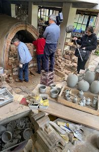Handwerkskunst! – Uwe Löllmann beim Befüllen seines Anagama-Ofens: Hunderte von Vasen, Schalen und Tellern werden eingemauert und eine Woche lang bei bis zu 1300 Grad gebrannt.