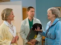 In aller Freundschaft – Liselotte Günther (Gerlinde Locker, links) und Doris Klump (Ilse Strambowski) wollen Ingeborg Riegel im Nebenzimmer besuchen. Dr. Kaminski (Udo Schenk) lässt nach anfänglichem Zögern die Damen gewähren.