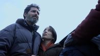Arctic Apocalypse – Mark (Joel Berti) und seine Frau Helen (Jennifer Lee Wiggins) sind auf der Suche nach ihrer Tochter.