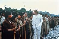 Fitzcarraldo – Zunächst glaubt Abenteurer Fitzcarraldo (Klaus Kinski) noch, dass er die Indigenen im Griff habe.