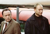 Tatort – Die Kommissare Ehrlicher (Peter Sodann, links) und Kain (Bernd Michael Lade, rechts) kamen an dem Tatort, um einen Mord aufzuklären. Bei der Suche nach Beweisstücken finden sie eine weitere, stark verweste Leiche...