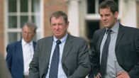 Inspector Barnaby – Barnaby (John Nettles, l.) und Scott (John Hopkins, r.) beobachten die Preisverleihung.