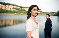 In Wahrheit – Judith (Christina Hecke) und Freddy (Robin Sondermann) vor dem See