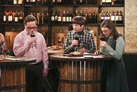 The Big Bang Theory – Penny nimmt Leonard (Johnny Galecki, l.), Howard (Simon Helberg, M.), Amy (Mayim Bialik, r.) und Raj mit zu einer Weinprobe. Die fünf amüsieren sich gut, bis auf einmal Pennys Exfreund zu ihnen stößt ...