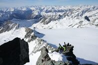 Bergwelten – v.li.: Andreas Hanser (Kalser Bergführer) und Michael Amraser (Kalser Bergführer) am winterlichen Stüdlgrat