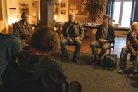 Tatort – Kriminalhauptkommissar Ivo Batic (Miroslav Nemec, Mitte), Gerd Schneider (Thomas Limpinsel, links) und die anderen Gesprächsteilnehmer hören Ralf (Martin Feifel, im Vordergrund) zu.