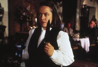 Misery – Annie (Kathy Bates) hat nach einem Autounfall den verletzten Sheldon gerettet. Ihre liebevolle Pflege verwandelt sich aber bald in Terror, als sie verlangt, dass Sheldon seinen jüngsten Roman nach ihren eigenen Wunschfantasien schreibt ...