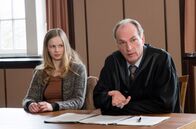 Die Kanzlei – Milena Rönert (Emilia Bernsdorf, l.); Markus Gellert (Herbert Knaup, r.)