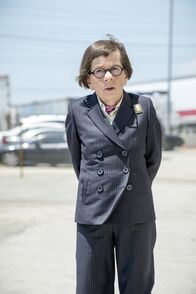 Navy CIS: L.A. – Hetty (Linda Hunt) ist beunruhigt, als sich Callen abkapselt und ohne sein Team arbeitet ...