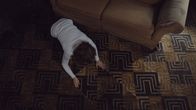 neoriginal: Tabula Rasa – Nachdem Mie (Veerle Baetens) Thomas de Geest (Jeroen Perceval) im Keller der Waldhütte eingesperrt hat, verwischt sie ihre Spuren und versteckt die Einstiegsluke mit Teppichstücken.