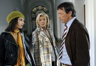 Zimmer mit Tante – Malu (Nadia Hilker, li.) ist ganz und gar nicht begeistert, dass sie für die Zeit ihres Sozialdienstes bei der Schwester (Jutta Speidel) ihres Vaters (Michael Roll) einziehen muss.