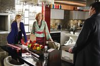 Castle – Alexis (Molly C. Quinn, l.) und Martha (Susan Sullivan, r.) sind überrascht als Castle (Nathan Fillion, r.) mit den Akten eines lang zurückliegenden Falles zuhause auftaucht.