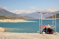 Letzte Fritten – Lange galt der Stausee von Serre-Ponçon als beliebtes Ausflugsziel, doch die Dürre lässt den Wasserstand sinken und vertreibt die Touristen.