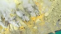 Im Land der Feuerberge – In einer Schwefelmine im Krater des Kawah Ijen arbeiten die Menschen trotz großer Hitze und giftiger Gase.