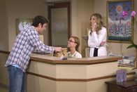 How I Met Your Mother – Während Ted (Josh Radnor, l.) versucht bei Stella (Sarah Chalke, r.), der hübschen Hautärztin, zu landen, findet deren Arzthelferin Abby (Britney Spears, M.) großen Gefallen an ihm ...