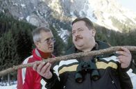 Die Rosenheim-Cops – Hofer (Josef Hannesschläger, re.) ist skeptisch, dass Satori (Markus Böker) mit seiner Vermutung, wer Bruno Kiesel ermordet haben könnte, den richtigen Riecher hat.