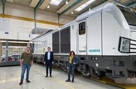 X:enius – Moderatoren Caroline du Bled (re.) und Gunnar Mergner (li.) nehmen gemeinsam mit Michael Peter (Mi.), dem CEO von Siemens Mobility, die Eisenbahn unter die Lupe.