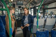 SOKO München – Resi Schwaiger (Mersiha Husagic, l.) befragt Sabine Preitl (Carin C. Tietze, r.).