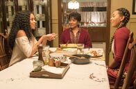 This Is Us - Das ist Leben – (v.l.n.r.) Beth Pearson (Susan Kelechi Watson); Carol Clarke (Phylicia Rashad); Zoe (Melanie Liburd)
