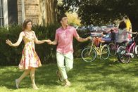The Middle – Lassen die vergangene Zeit auf besondere Weise Revue passieren: Sue (Eden Sher, l.) und Brad (Brock Ciarlelli, r.) ...