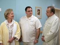 In aller Freundschaft – Prof. Simoni (Dieter Bellmann, rechts) meint Hans-Peter Brenner (Michael Trischan) schon wieder erwischt zu haben, als er ihn mit Liselotte Günther (Gerlinde Locker) auf dem Weg zur Intensivstation sieht. Doch Brenner wollte sie, den Anweisungen von Simoni folgend, genau davon abhalten.