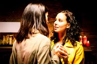 Sturm der Liebe – Carolin (Katrin Anne Heß, l.) träumt von einem Tanz mit Vanessa (Jeannine Gaspár, r.).