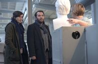 Tatort – Die Hauptkommissare Kira Dorn (Nora Tschirner, li.) und Lessing (Christian Ulmen, 2.v.li.) im Gespräch mit einer Mitarbeiterin des Porzellanwerks.
